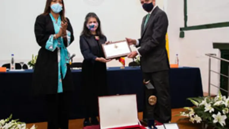 Entrega condecoracion Caro y Cuervo