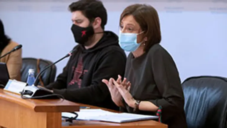 A directora de Augas de Galicia, Teresa Guti&eacute;rrez, responde unha pregunta relativa ao seu departamento.