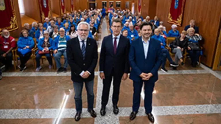 O presidente da Xunta, Alberto N&uacute;&ntilde;ez Feij&oacute;o, e o secretario xeral de Emigraci&oacute;n, Antonio Rodr&iacute;guez Miranda, reciben aos 130 participantes do programa Reencontros na Terra 2019, que este ano cumpre 30 anos. Pazo do H&oacute;rreo, Santiago de Compostela, 8 de outubro de 2019.