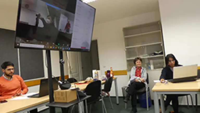 Carlos Sierra, Ma. Luisa Criado y Enriqueta Nazario supervisan la marcha del seminario desde Bonn