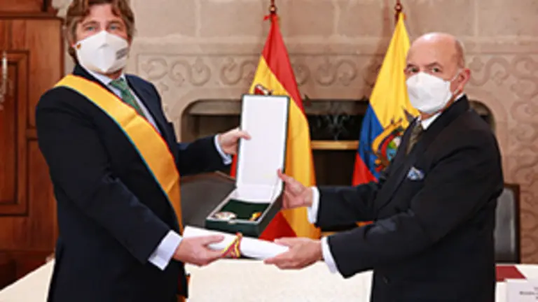 Condecoracion Embajador en Ecuador