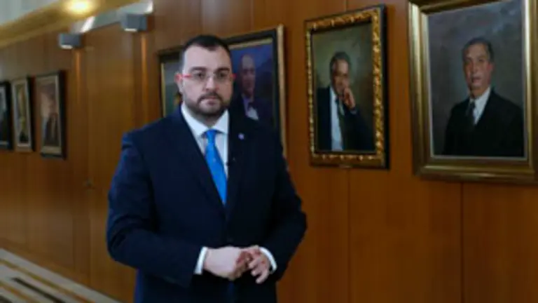 Oviedo. 30-12-2020. El presidente del Principado, Adrián Barbón, graba el mensaje de Año Nuevo.
Foto: Armando Álvarez.