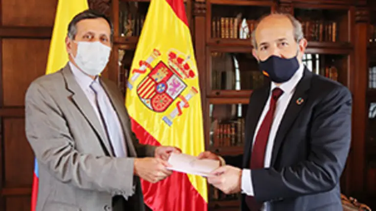 Embajador en Colombia-copias estilo