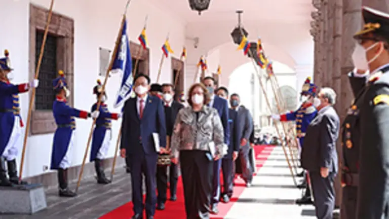 Embajadora en Ecuador