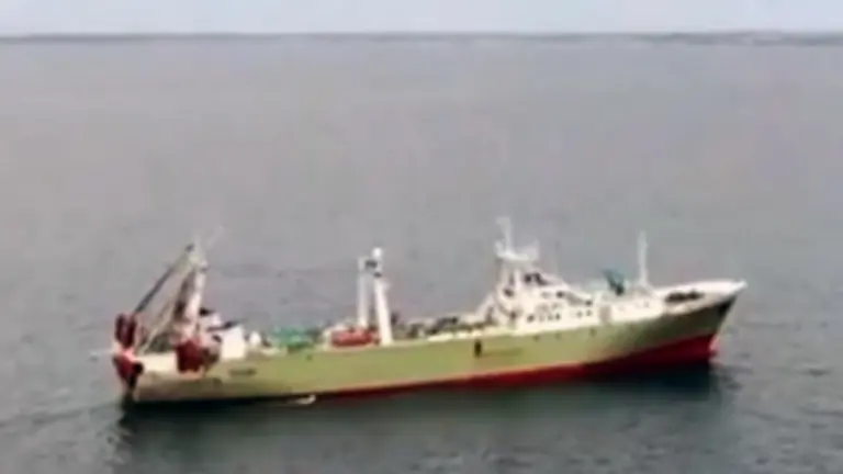 Barco pesquero que salió de España anclado en Salvador