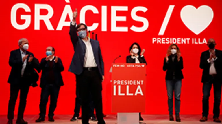 BARCELONA, 14/02/2021.- El candidato a la presidencia de la Generalitat por el PSC, Salvador Illa, celebra los resultados electorales hoy domingo en la sede del Partido Socialista en Barcelona. El PSC ha ganado, en votos, las elecciones en Cataluña. EFE/Toni Albir