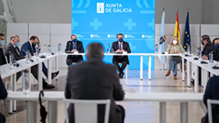 O titular do Goberno galego, Alberto N&uacute;&ntilde;ez Feij&oacute;o, acompa&ntilde;ado do conselleiro de Educaci&oacute;n e Cultura, Rom&aacute;n Rodr&iacute;guez, re&uacute;nese cos investigadores seleccionados na modalidade de atracci&oacute;n de talento na convocatoria do Programa de Atracci&oacute;n e Retenci&oacute;n do talento cient&iacute;fico de Galicia. Cidade da Cultura, Santiago de Compostela, 27/04/21.