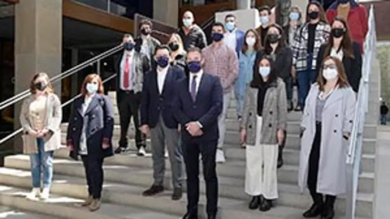 A Coru&ntilde;a
O secretario xeral da Emigraci&oacute;n, Antonio Rodr&iacute;guez Miranda, acompa&ntilde;ado do delegado da Xunta na Coru&ntilde;a, Gonzalo Trenor, mante&ntilde;en un encontro cos bolseiros Beme do campus da UDC. 
03/05/2021
Foto: Moncho Fuentes / AGN