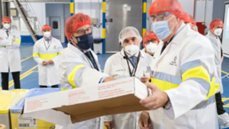 O presidente da Xunta, Alberto Núñez Feijóo, acompañado da conselleira do Mar, Rosa Quintana, visita as novas instalacións da empresa Iberconsa Seafood Processing. Bouzas (Vigo), 10/05/2021