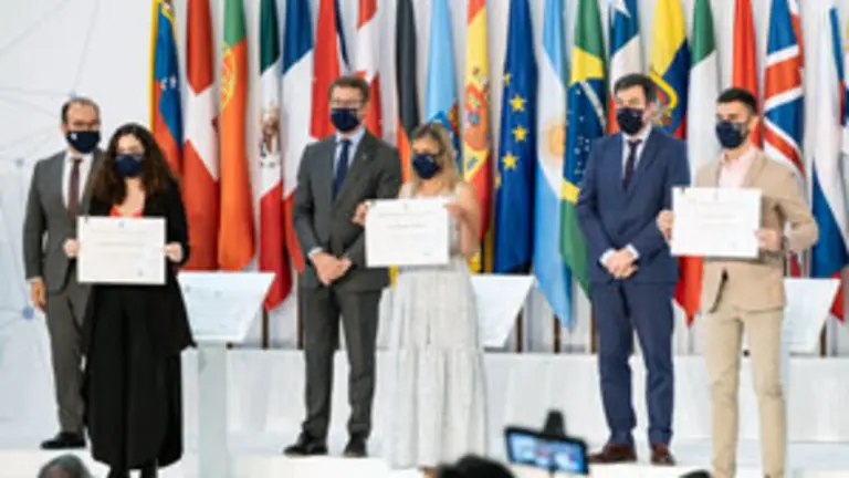 O presidente da Xunta, Alberto N&uacute;&ntilde;ez Feij&oacute;o, acompa&ntilde;ado polo conselleiro de Cultura, Educaci&oacute;n e Universidade, Rom&aacute;n Rodr&iacute;guez, e polo secretario xeral da Emigraci&oacute;n, Antonio Rodr&iacute;guez Miranda, participa no encontro cos beneficiarios das Bolsas de Excelencia Mocidade Exterior (Beme). Cidade da Cultura (Santiago de Compostela) , 22/6/2021.