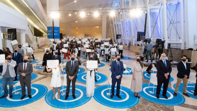 O presidente da Xunta, Alberto N&uacute;&ntilde;ez Feij&oacute;o, acompa&ntilde;ado polo conselleiro de Cultura, Educaci&oacute;n e Universidade, Rom&aacute;n Rodr&iacute;guez, e polo secretario xeral da Emigraci&oacute;n, Antonio Rodr&iacute;guez Miranda, participa no encontro cos beneficiarios das Bolsas de Excelencia Mocidade Exterior (Beme). Cidade da Cultura (Santiago de Compostela) , 22/6/2021.