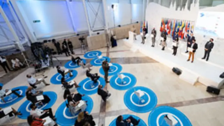 O presidente da Xunta, Alberto N&uacute;&ntilde;ez Feij&oacute;o, acompa&ntilde;ado polo conselleiro de Cultura, Educaci&oacute;n e Universidade, Rom&aacute;n Rodr&iacute;guez, e polo secretario xeral da Emigraci&oacute;n, Antonio Rodr&iacute;guez Miranda, participa no encontro cos beneficiarios das Bolsas de Excelencia Mocidade Exterior (Beme). Cidade da Cultura (Santiago de Compostela) , 22/6/2021.