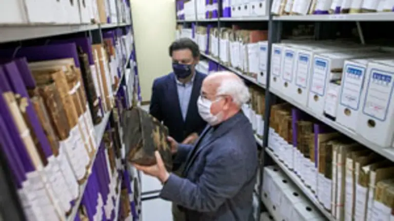 O secretario xeral da Emigraci&oacute;n, Antonio Rodr&iacute;guez Miranda, visita o arquivo diocesano .