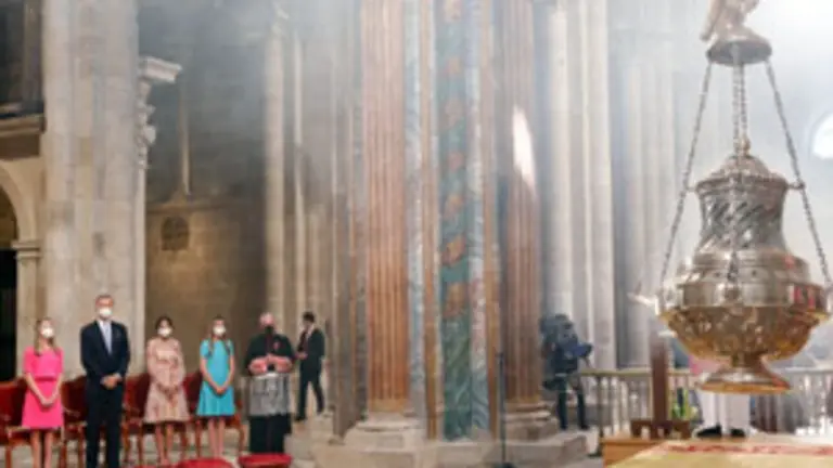 Sus Majestades los Reyes junto a Sus Altezas Reales la Princesa de Asturias y la Infanta Do&ntilde;a Sof&iacute;a contemplan el movimiento del botafumerio de la Catedral de Santiago de Compostela