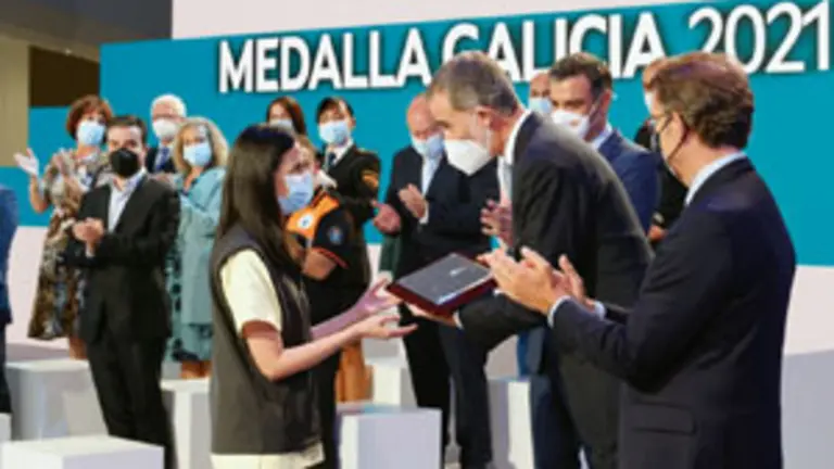 Su Majestad el Rey hace entrega del galard&oacute;n a Do&ntilde;a Yolanda Moares