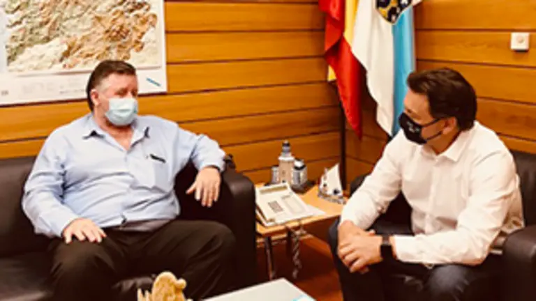 El secretario xeral da Emigración y el presidente del Centro Galego de Lucerna