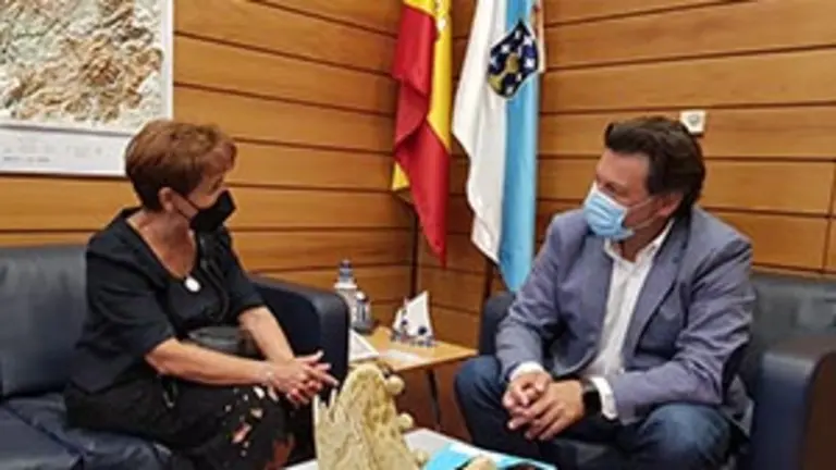 Miranda con la presidenta de la Agrupación Artística Gallega Rosalía de Castro de Madrid