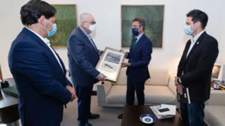 O presidente da Xunta, Alberto N&uacute;&ntilde;ez Feij&oacute;o, acompa&ntilde;ado polo secretario xeral de Emigraci&oacute;n, Antonio Rodr&iacute;guez Miranda, recibe a representantes da Fundaci&oacute;n A Nosa Terra (Panam&aacute;), no seu despacho de Monte P&iacute;o. Santiago de Compostela, 14/9/2021.