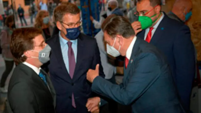 GRAF8329. OVIEDO (ESPA&Ntilde;A), 24/09/2021.- El presidente del Principado de Asturias, Adri&aacute;n Barb&oacute;n (d), el presidente de la Xunta de Galicia, Alberto N&uacute;&ntilde;ez Feij&oacute;o (2-i), y el alcalde de Oviedo, Alfredo Canteli (2-d), asisten al acto de imposici&oacute;n de las insignias de oro de la Asociaci&oacute;n D&iacute;a de Galicia en Asturias al alcalde de Madrid, Jos&eacute; Mart&iacute;nez-Almeida (i), y al director general del Banco Sabadell-Gallego, Pablo Junceda (no aparece en imagen), este viernes en el Hotel de la Reconquista en Oviedo. EFE/Eloy Alonso
