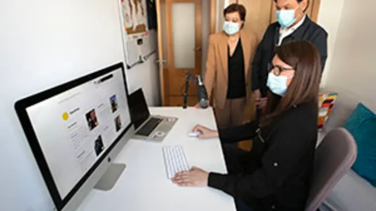   O secretario xeral da Emigraci&oacute;n, Antonio Rodr&iacute;guez Miranda, acompa&ntilde;ado da secretaria xeral da Igualdade, Susana L&oacute;pez Abella, co&ntilde;eceo proxecto dunha retornada emprendedora que puxo en marcha unha iniciativa para potenciar perf&iacute;s femininos no sector tecnol&oacute;xico.