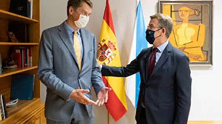 O presidente da Xunta, Alberto N&uacute;&ntilde;ez Feij&oacute;o, re&uacute;nese co embaixador do Reino Unido, Hugh Elliott, no seu despacho do Parlamento de Galicia. Santiago de Compostela, 28/9/2021.