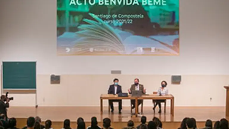 O secretario xeral da Emigraci&oacute;n, Antonio Rodr&iacute;guez Miranda, acompa&ntilde;ado do reitor da Universidade de Santiago de Compostela, Antonio L&oacute;pez, preside o acto de benvida dos novos bolseiros de Excelencia Mocidade Exterior. 