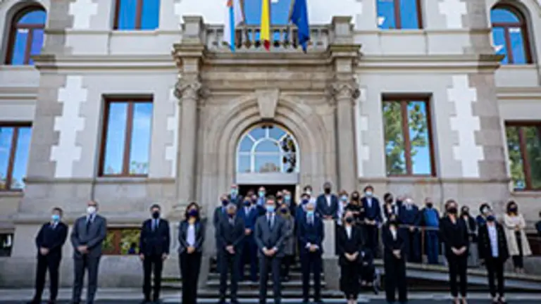 minuto de silencio polo falecemento do conselleiro de facenda valeriano martinez