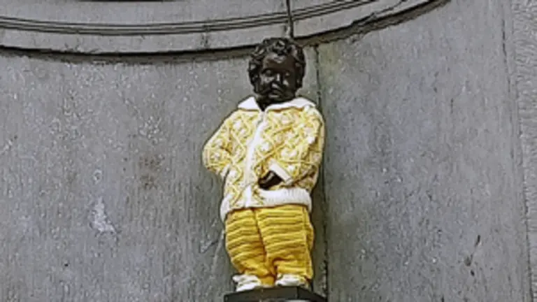 Menneken Pis-traje sanitarios1