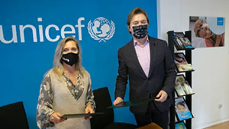 O director xeral de Relaci&oacute;ns Exteriores e coa UE, Jes&uacute;s Gamallo, asina coa presidenta de UNICEF Comit&eacute; Galicia, Myriam Garabito, a addenda ao convenio de colaboraci&oacute;n entre a Xunta e a organizaci&oacute;n para actuaci&oacute;ns de acci&oacute;n humanitaria e de emerxencia. 