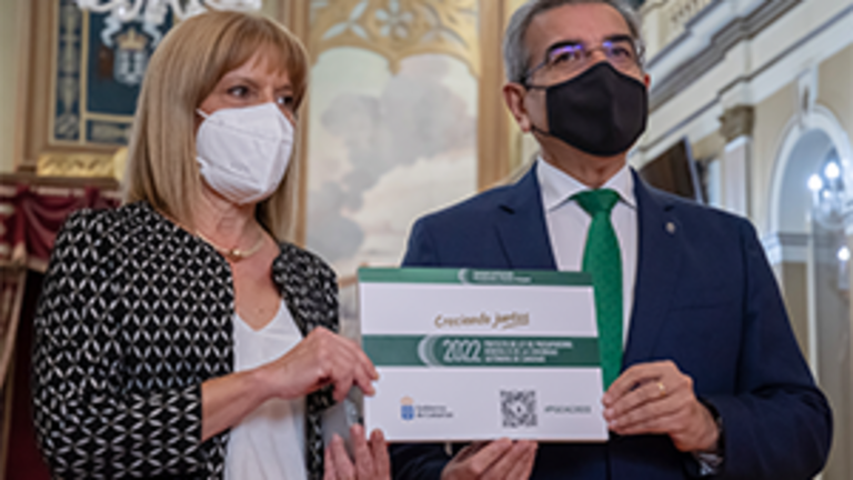 Román Rodríguez entrega presupuestos en el Parlamento de Canarias