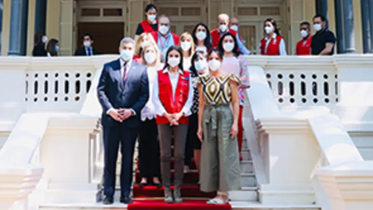 Fotografía de grupo de Su Majestad la Reina con el Presidente de Paraguay, la Primera Dama y cooperantes españoles  