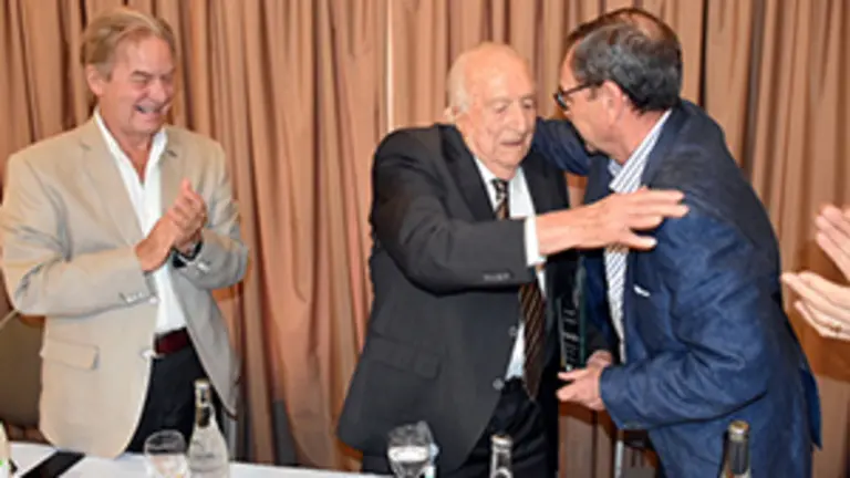 Uru-Homenaje Rodiño-entrega-trofeo