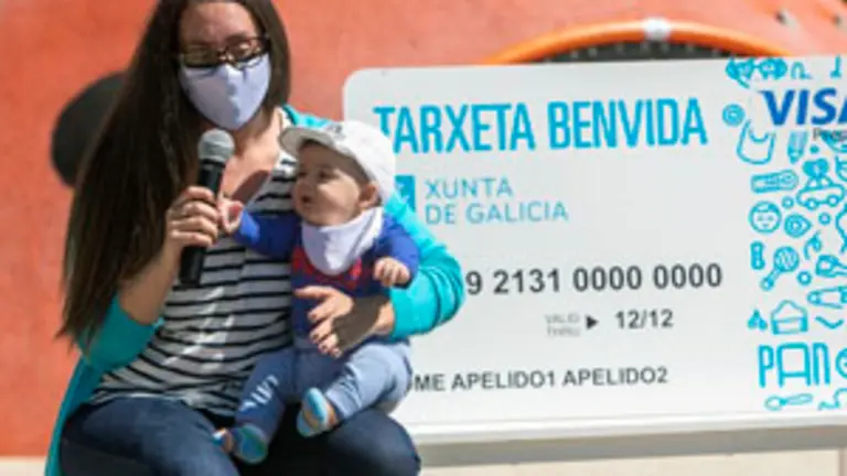 A conselleira de Pol&iacute;tica Social, Fabiola Garc&iacute;a, conversa con d&uacute;as familias beneficiarias da Tarxeta Benvida na presentaci&oacute;n do novo dese&ntilde;o.