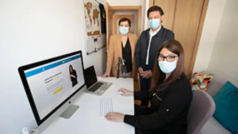   O secretario xeral da Emigraci&oacute;n, Antonio Rodr&iacute;guez Miranda, acompa&ntilde;ado da secretaria xeral da Igualdade, Susana L&oacute;pez Abella, co&ntilde;eceo proxecto dunha retornada emprendedora que puxo en marcha unha iniciativa para potenciar perf&iacute;s femininos no sector tecnol&oacute;xico.