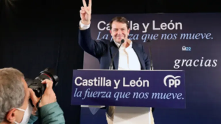 GRAF7673. VALLADOLID, 13/02/2022.- El presidente de la Junta de Castilla y León y candidato del PP a la reelección, Alfonso Fernández Mañueco, comparece ante los medios tras conocer los resultados electorales autonómicos, hoy domingo en Valladolid. El PP, con el escrutinio próximo al cien por cien, ha obtenido 31 escaños, dos más que en los comicios anteriores. EFE/J.MGARCÍA