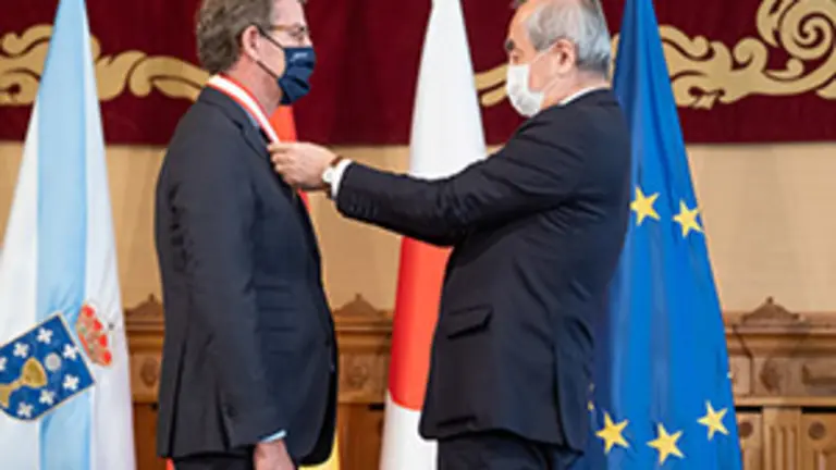 O titular do Goberno galego, Alberto N&uacute;&ntilde;ez Feij&oacute;o, recibe ao embaixador de Jap&oacute;n, Kenji Hiramatsu, e &eacute; condecorado coa Orde do Sol Nacente, Raios Dourados con Cinta Colgante. Pazo de Raxoi, 14/02/22.