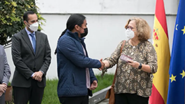 Entrega visas a ecutorianos 1