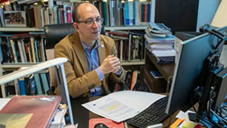 O secretario xeral de Cultura, Anxo M. Lorenzo, mant&eacute;n unha reuni&oacute;n por videoconferencia co coordinador do proxecto Portico of Galician Literature, Jonathan Dunne, para a renovaci&oacute;n do cat&aacute;logo.
