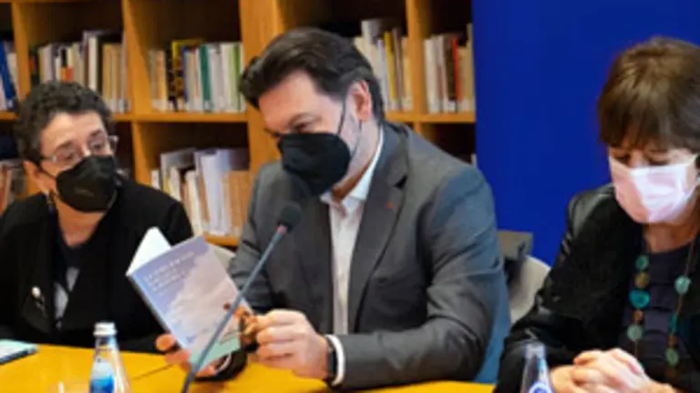 12,30 h.-             O secretario xeral da Emigraci&oacute;n, Antonio Rodr&iacute;guez Miranda, xunto coa presidenta do Consello da Cultura Galega, Rosario &Aacute;lvarez, asiste &aacute; presentaci&oacute;n do novo volume da colecci&oacute;n Cl&aacute;sicos da Emigraci&oacute;n. 

foto xo&aacute;n crespo
10/03/2022
