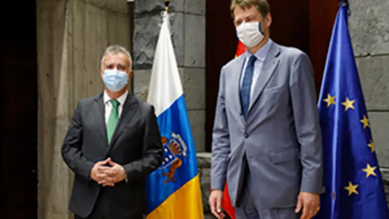 Víctor Torres con embajador británico