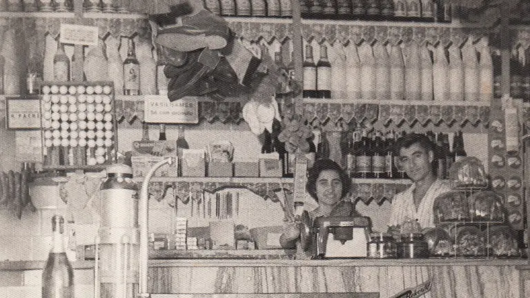 16.Emigrantes salmantinos en su tienda de ultramarinos en Brasil