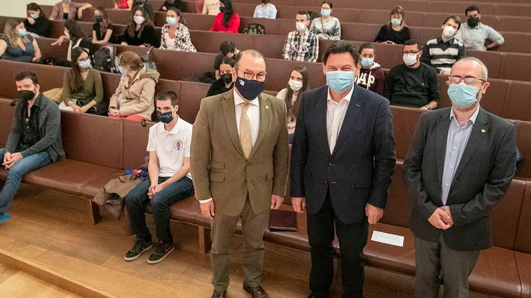 O secretario xeral da Emigraci&oacute;n, Antonio Rodr&iacute;guez Miranda, acompa&ntilde;ado do reitor da Universidade de Santiago de Compostela, Antonio L&oacute;pez, preside o acto de benvida dos novos bolseiros de Excelencia Mocidade Exterior. 