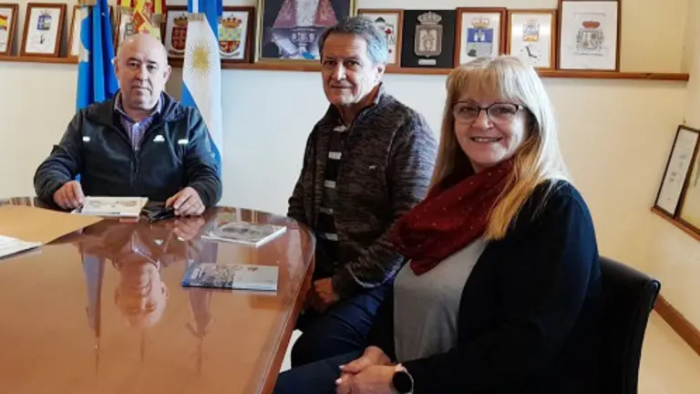 asturianos_comodoro_visita_juan_carlos_11_4_22_4