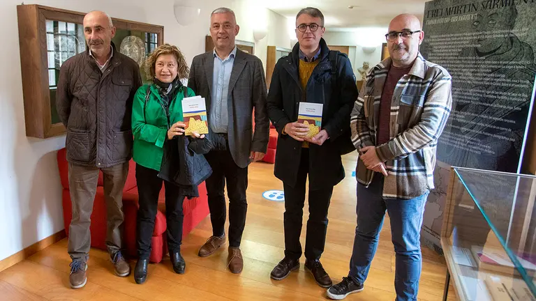    O secretario xeral de Pol&iacute;tica Ling&uuml;&iacute;stica, Valent&iacute;n Garc&iacute;a, participa na presentaci&oacute;n do libro Tempo novo, de Xos&eacute; Neira Vilas, editado por Galaxia. 