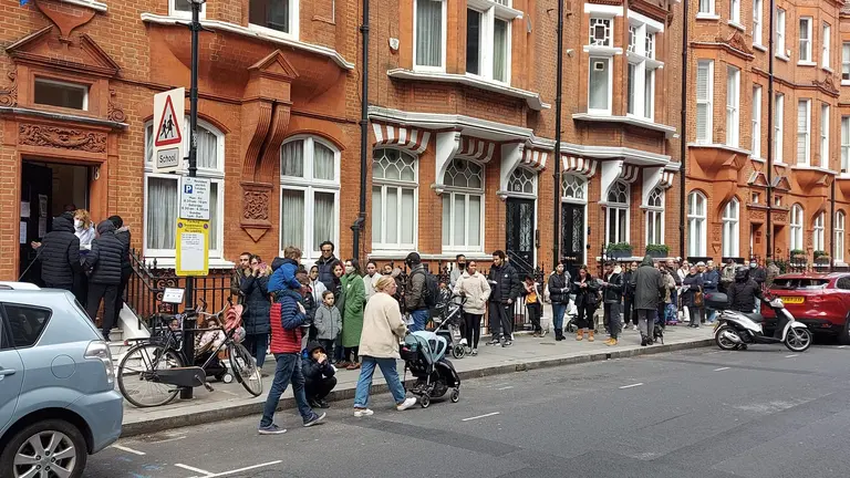 Cola Consulado Londres 1