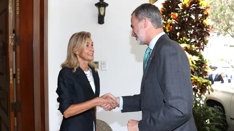 Rey en Costa Rica-con embajadora