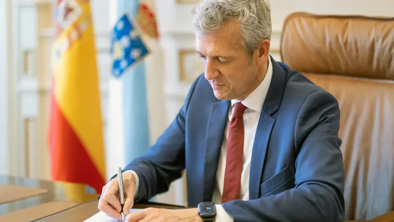 O presidente da Xunta de Galicia, Alfonso Rueda, asina o decreto de formaci&oacute;n do Goberno galego. Pazo de Raxoi. 15/05/22.