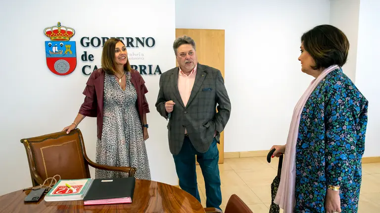 12:15 horas. Despacho de la consejera de Presidencia, Interior, Justicia y Acción Exterior
La consejera de Presidencia, Interior, Justicia y Acción Exterior, Paula Fernández, firma el convenio de colaboración con la Casa de Cantabria en Madrid.
20 mayo 2022 © Miguel De la Parra