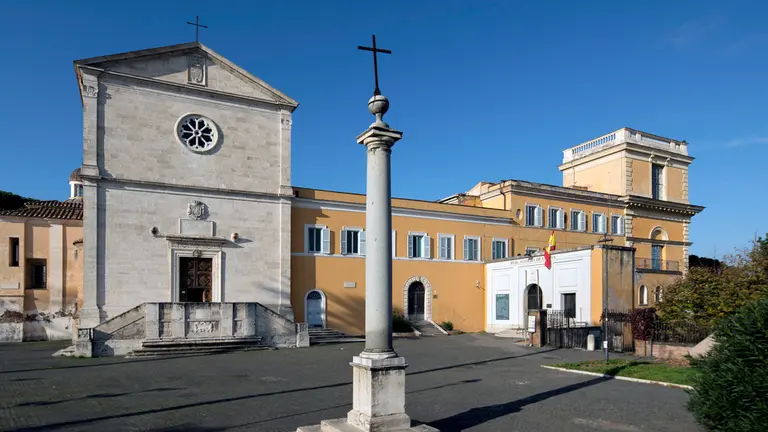 8. vista exterior de la fachada de la Real Academia