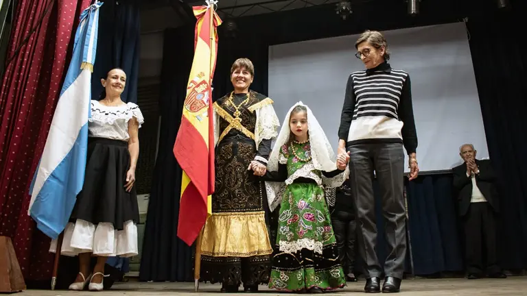 Embajadora junto a niña y las banderas en el Salamanca